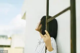 小说：时隔多年再见到邻家哥哥，他还是一如既往的帅，我都看呆了图片