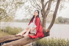 小说：女孩独居，夜里睡得迷迷糊糊感觉腰被人搂住，她瞬间惊醒图片