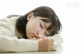 出差归来未婚妻不接电话，回到家中，发现她为救人被路人撞死图片