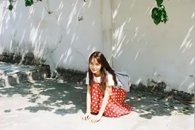 小说：富二代狂追校花，她视而不见，穿着小吊带坐到穷苦少年身旁图片