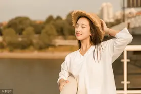 小说：清冷校花爱上穷小子，当众秀恩爱惹人妒，竟被推上风口浪尖图片