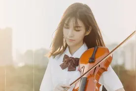 小说：小伙上台自我介绍，同学却笑出声：手无缚鸡之力，只手镇压图片