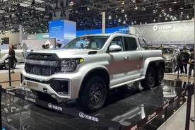 山海炮6X6皮卡亮相，外观比较激进，采用3轴6驱5把锁图片