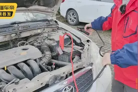 车子电瓶没电打不着，喵哥手把手教你搭火，这三点，搞错很危险图片