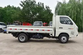 五菱荣光新卡双后轮，车长超5米5，全车6个车轮，对标福田祥菱M2图片
