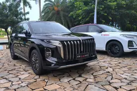 新一代红旗HS7现身街头，长近5米有气场，配航空座椅+小桌板图片