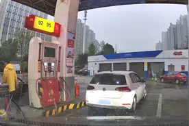 开车去加油注意，这种行为真的让人很讨厌，你有没有也这样？图片