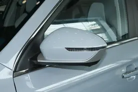 车窗起雾“物理小课堂”图片