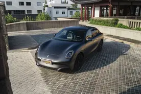 2024款欧拉闪电猫来了，上市就降3万元，暗夜选装包5折卖图片