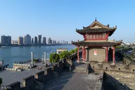 小说：许诸典韦大战吕布，哪知吕布一认真，两人立马败下阵来图片