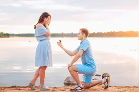 小说：男女朋友同居的时候，男朋友为什么喜欢女友穿自己衬衣？图片