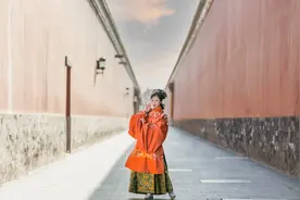 小说：她好心救他，他竟觉得她对自己有非分之想，她不禁噗嗤一笑图片