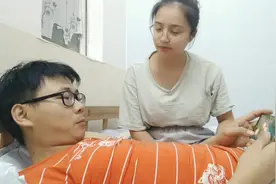 打工小伙只顾玩游戏不陪漂亮老婆，难道老婆还没游戏重要吗？视频封面