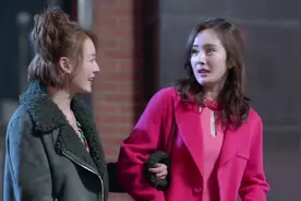 这段太搞笑了，两位美女不穿鞋子街头游走，脚不凉吗？视频封面