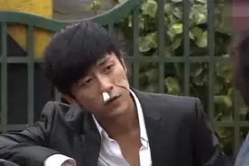 富二代路边修豪车，没想到修车大妈是个玩车高手！视频封面