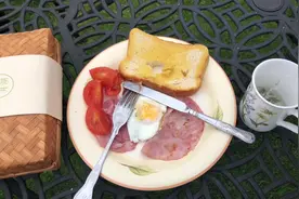 在英国厨房做英式早餐有多简单视频封面