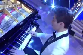 刘宪华  Henry和钢琴家申智浩斗琴，这是第一次让我震惊的表演视频封面