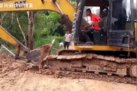 卡特挖掘机掉链子操作手熟练恢复, 履带烂成这样竟还在用视频封面