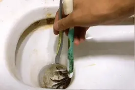 小伙看到厕所下水道有东西，弄出来后不知道该如何处理