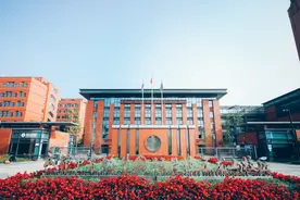 城北名校校长硬气放话：我们学校到底好不好，别问我，问我的学生图片