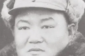 哨兵拦住毛主席，报告上级：一姓毛的在门外，这个哨兵后来如何？图片