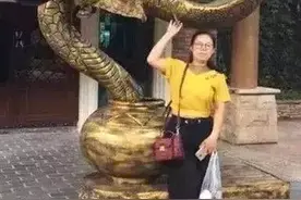 女子与蛇像雕塑合影，回头那一刻不淡定了，网友：一眼误终身图片