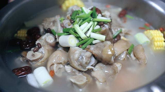 花胶排骨莲藕 花胶排骨莲藕莲子汤怎么做