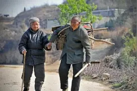 《卖米》折射的，是有人过上基本生活都需要耗尽全部的力气图片