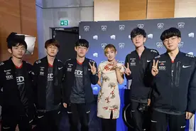 EDG夺冠翻译小姐姐火了！穿印花旗袍秀中国美，三门语言切换超牛图片