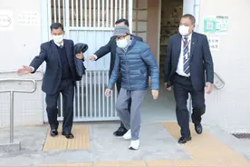 92岁李嘉诚祭亡妻离奇派孙女代为跪拜，14岁长孙李长禧首露面图片