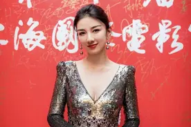 黄奕真会穿，紧身“人鱼装”凸显丰满上围，曲线撩人图片
