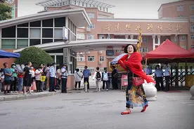 南阳高考现场，妈妈穿旗袍为孩子祝福，成为一道靓丽风景图片