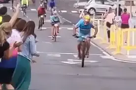 西班牙观众突然横穿自行车赛道，选手被撞翻，痛失冠军还失忆了图片