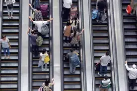 解惑！乘坐扶梯不再“左行右立”，这是为何？图片