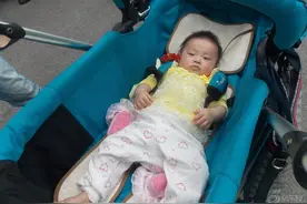 1岁宝宝从出生就睡在婴儿车里，妈妈：哄睡困难没办法图片
