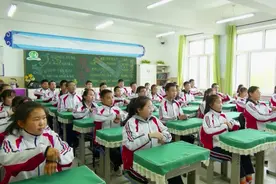 站在草原望北京手势舞图片