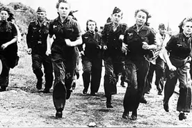 苏联女兵为复仇进入柏林，在上厕所时，为何德国妇女看到连连尖叫图片