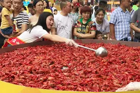 准妈妈吃龙虾“辣到早产”，宝宝小脸通红直吐舌头，网友：真可怜图片