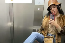 C罗女友脚踩电梯扶手炫富！穿牛仔裤身材五五分，袜子外穿太刻意图片