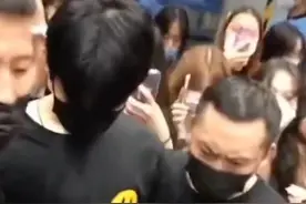 粉丝给18岁男星接机，女生当场被绊摔倒，网友指责偶像表情太冷漠图片