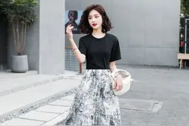 半露背性感T恤+雪纺印花半身裙，2020新淑女时尚单品，女人味十足图片