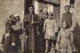 清末真实照片，地主小老婆扭扭捏捏，祖孙三人在墙根“酒足饭饱”图片
