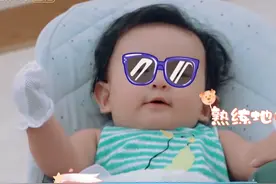陈小春二胎儿子满月头好扁，岳父母出镜有洁癖，和保姆吃饭用公勺图片