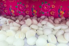 1斤面粉能做几个馒头，是按个买还是论斤称好，早餐店老板告诉你图片