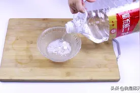 把白酒倒在小苏打上，解决了家家户户的大难题，太实用了图片