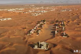 废弃的迪拜小镇：独栋别墅有院子，却被埋在沙漠了数十年图片
