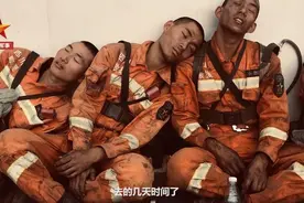 最美“烟熏妆”！四川救火前线武警扑救结束累到极点，席地而坐，互相依靠入睡！图片