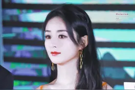 赵丽颖好敢穿，甜美镂空上衣居然搭配黑色皮裤，小露香肩又甜又酷图片