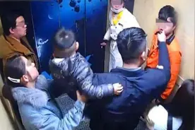5岁儿子电梯里放个屁，男子劝说去医院检查，事后宝爸登门感谢图片