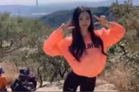 为什么女生拍照都喜欢用手机挡住脸拍？图片